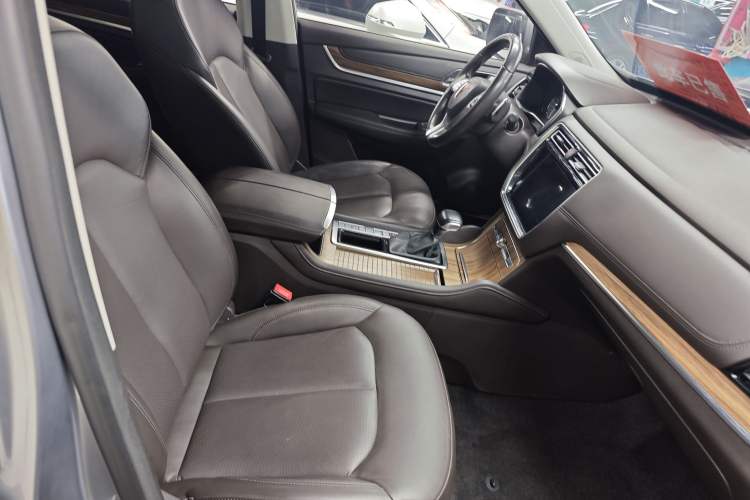 Used Roewe RX8 2018 30T Smart Connectivity Two-Wheel Drive Flagship Edition
