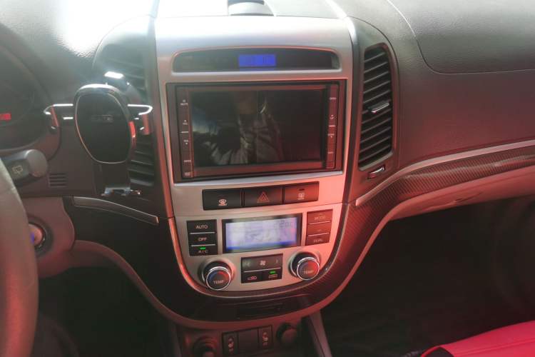 Used Hyundai Santa Fe Classic 2010 2.4 Ultimate Edition 7-Seater Four-Wheel Drive Audio And AC Panel