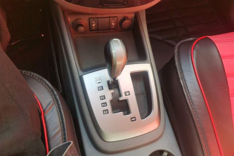 Used Hyundai Santa Fe Classic 2010 2.4 Ultimate Edition 7-Seater Four-Wheel Drive Gear Lever