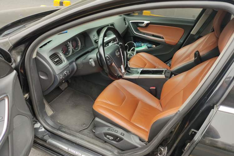 Used Volvo V60 2013 T5 Zhiya Edition
