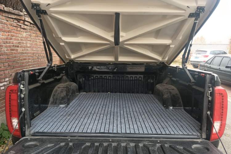 Used Nissan Navara 2017 2.5L Automatic 4x4 Luxury Edition QR25
