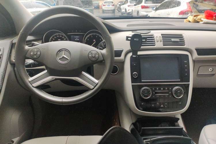 Used Mercedes-Benz R-Class 2015 R 320 4MATIC Luxury Model Center Console