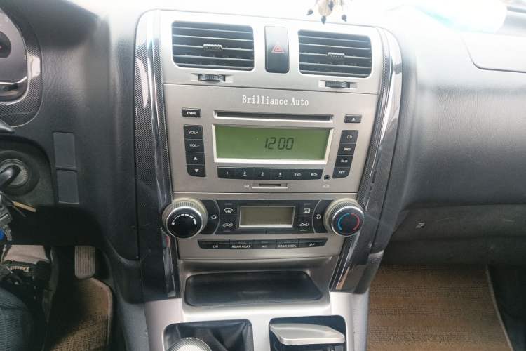 Used Jinbei Grace 2014 2.4L Standard Version Long Wheelbase 10-Seater 4RB2 Audio And AC Panel