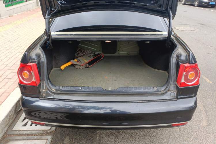 Used Volkswagen Santana Vista 2008 1.8L Manual Comfort Edition Trunk