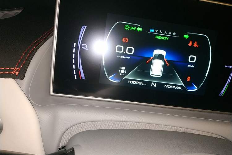 Used ORA White Cat 2022 Upgraded Model 305km Range Luxury Version Lithium-Ion Battery