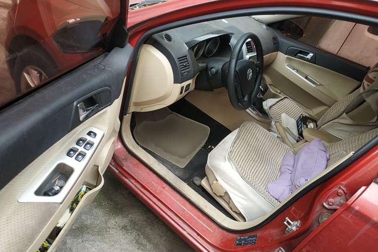 Used Brilliance H330 2013 1.5L Automatic Luxury Model Driver Seat