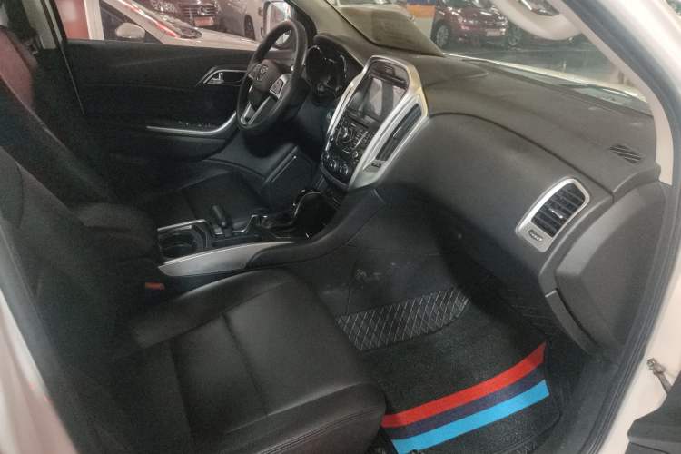 Used JMC Yusheng S350 2013 2.4T Automatic 2WD Diesel Luxury Edition 5 Seats