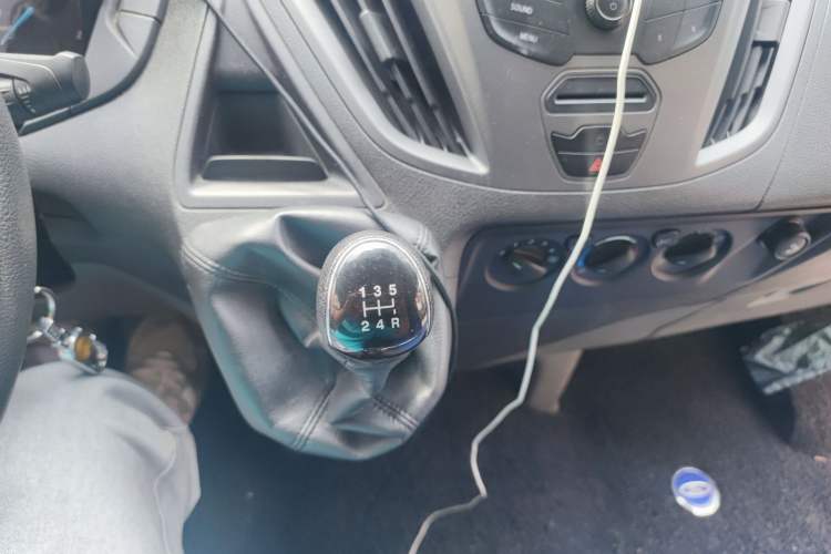 Used Ford Transit 2017 2.0T Diesel Van Mid-Chassis Mid-Roof China V Standard