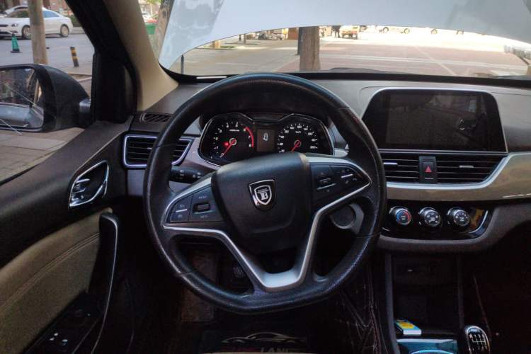 Used Baojun 310W 2017 1.5L Manual Fashion Edition China VI
