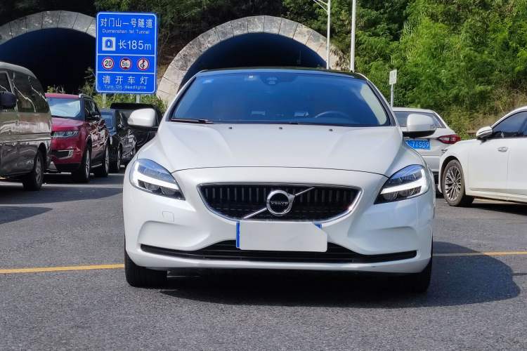 Used Volvo V40 2018 T3 Smart Edition
