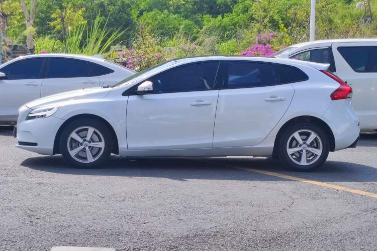 Used Volvo V40 2018 T3 Smart Edition
