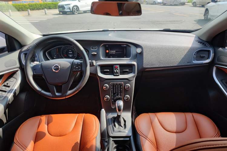 Used Volvo V40 2018 T3 Smart Edition
