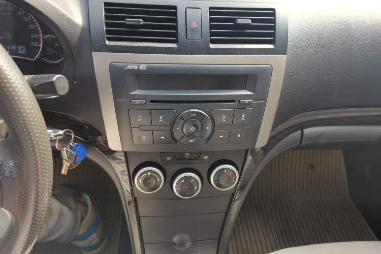 Used Haima Fumei 2011 1.6L Automatic Comfort Edition Audio And AC Panel
