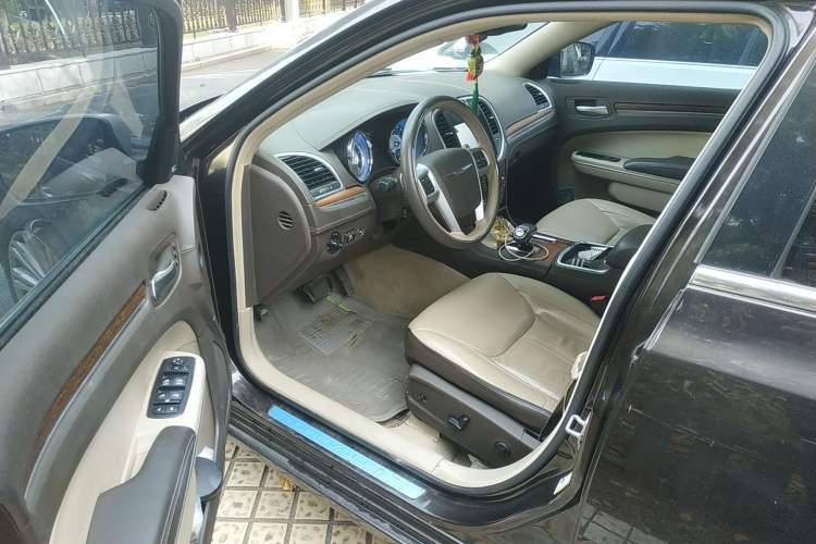 Used Chrysler 300C 2013 3.6L Premium Edition