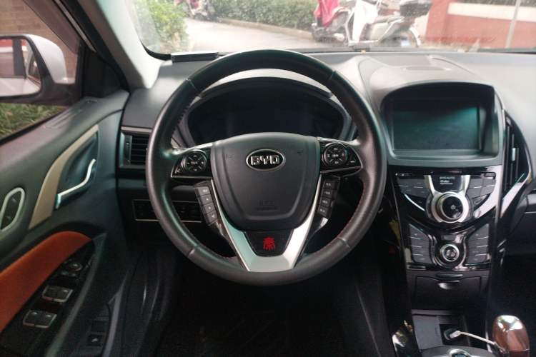 Used BYD Qin 2015 1.5T Dual-Crown Flagship Plus Edition
