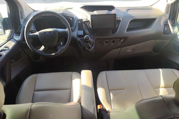 Used Ford Transit 2019 2.0T Diesel Multi-Purpose Commercial Vehicle Short Wheelbase Low Roof 6-Seater China VI Standard
