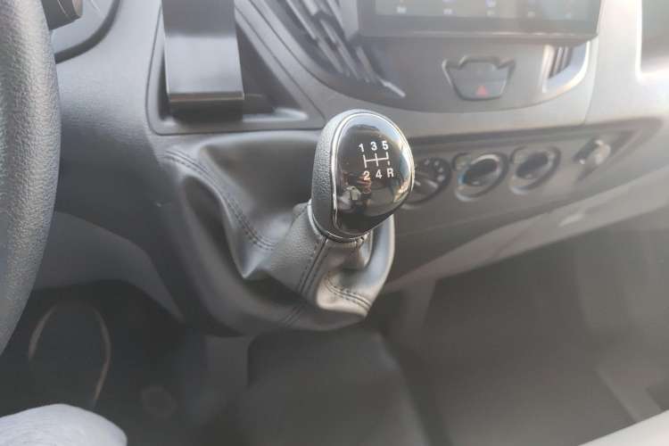 Used Ford Transit 2019 2.0T Diesel Multi-Purpose Commercial Vehicle Short Wheelbase Low Roof 6-Seater China VI Standard
