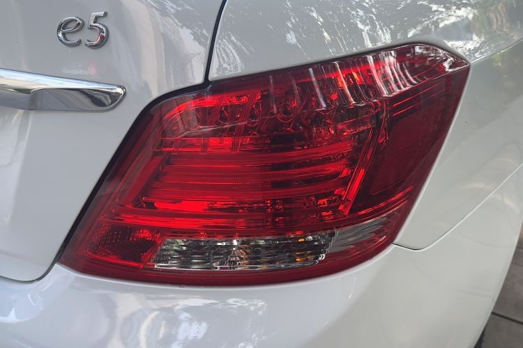 Used BYD e5 2018 450 Smart Connect Deluxe Edition
