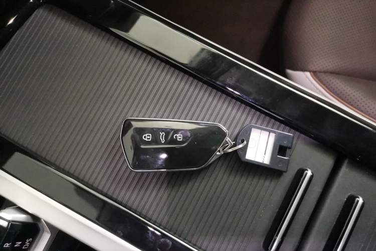 Used Volkswagen Tavendor 2023 380TSI All-Wheel Drive R-Line Journey Edition Vehicle Key