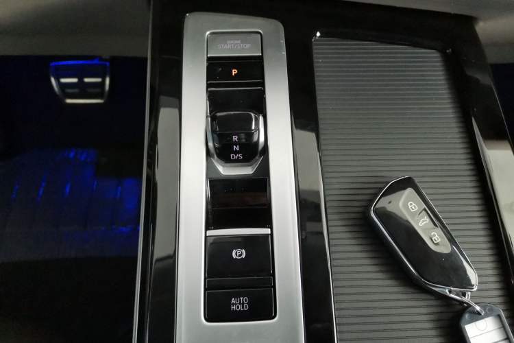 Used Volkswagen Tavendor 2023 380TSI All-Wheel Drive R-Line Journey Edition Gear Lever