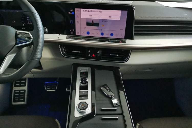 Used Volkswagen Tavendor 2023 380TSI All-Wheel Drive R-Line Journey Edition Audio And AC Panel