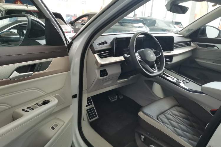 Used Volkswagen Tavendor 2023 380TSI All-Wheel Drive R-Line Journey Edition Driver Seat