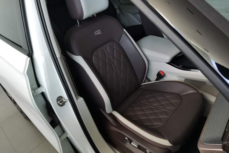 Used Volkswagen Tavendor 2023 380TSI All-Wheel Drive R-Line Journey Edition Right Front Seat