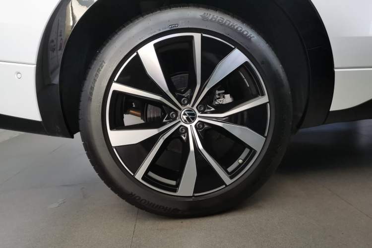 Used Volkswagen Tavendor 2023 380TSI All-Wheel Drive R-Line Journey Edition Right Rear Wheel Hub