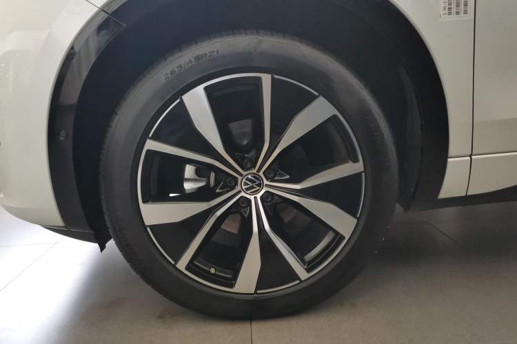 Used Volkswagen Tavendor 2023 380TSI All-Wheel Drive R-Line Journey Edition Left Front Wheel Hub