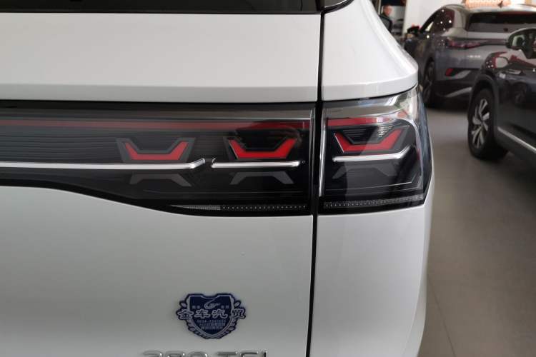 Used Volkswagen Tavendor 2023 380TSI All-Wheel Drive R-Line Journey Edition Right Rear Taillight