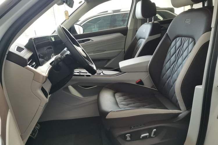 Used Volkswagen Tavendor 2023 380TSI All-Wheel Drive R-Line Journey Edition Left Front Seat