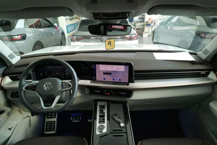 Used Volkswagen Tavendor 2023 380TSI All-Wheel Drive R-Line Journey Edition Center Console