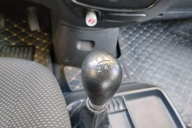 Used JAC Refine 2011 2.0L Shuttle Gasoline Comfort Edition HFC4GA3
