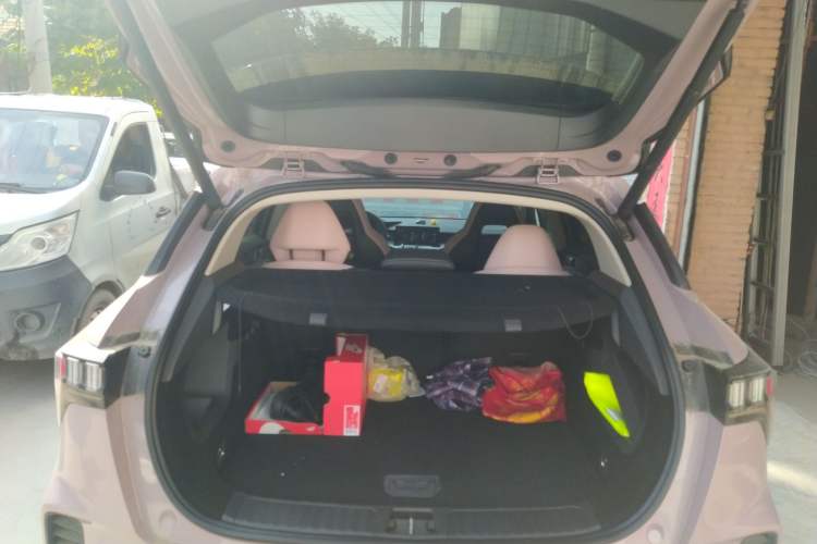 Used Lynk & Co 06 EM-P 2022 PHEV Shero Pink Special Edition Trunk