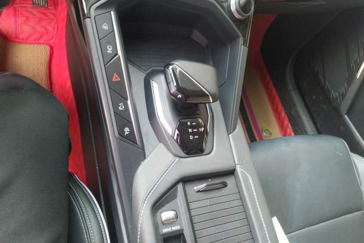 Used Lynk & Co 06 EM-P 2022 PHEV Shero Pink Special Edition Gear Lever