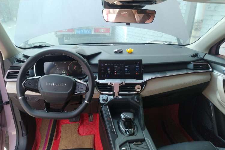 Used Lynk & Co 06 EM-P 2022 PHEV Shero Pink Special Edition Center Console