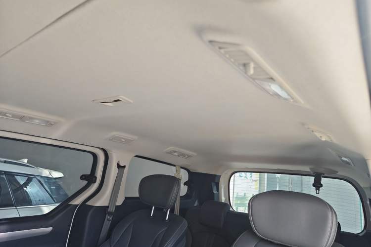 Used SAIC MAXUS G10 2023 Facelift 2.0L Manual Multi-Function Version Gasoline 7-Seater
