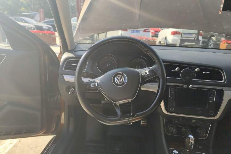 Used Volkswagen Cross Lavida 2017 230TSI DSG Luxury Edition
