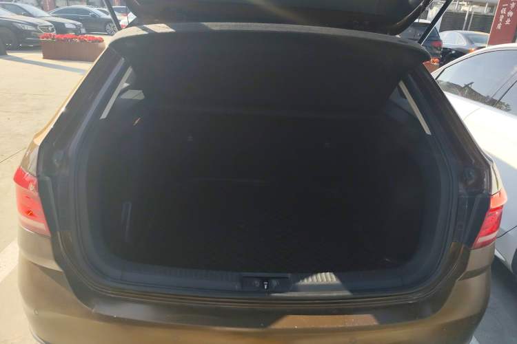 Used Volkswagen Cross Lavida 2017 230TSI DSG Luxury Edition
