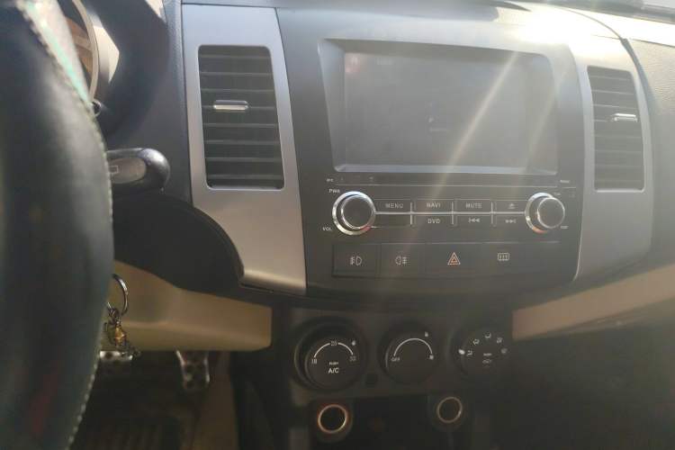 Used Land X8 2012 Explorer Edition 2.4L Gasoline 4X2 Ultra-Luxury Model
