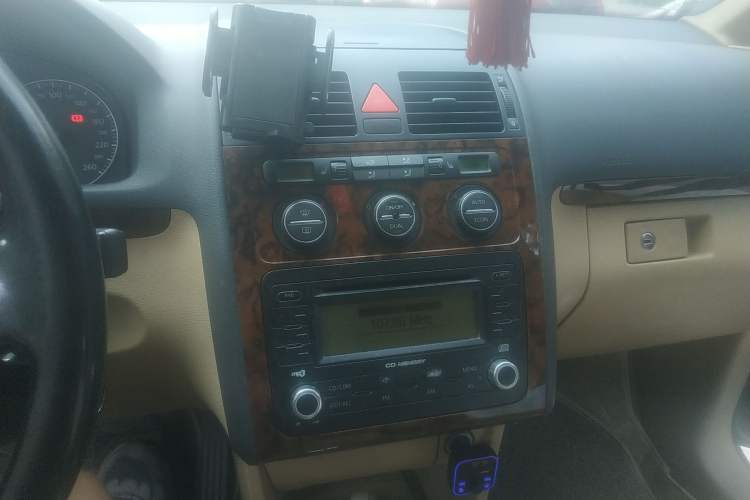 Used Volkswagen Touran 2008 1.8T ZhiZun Edition Automatic 5-Seater Audio And AC Panel