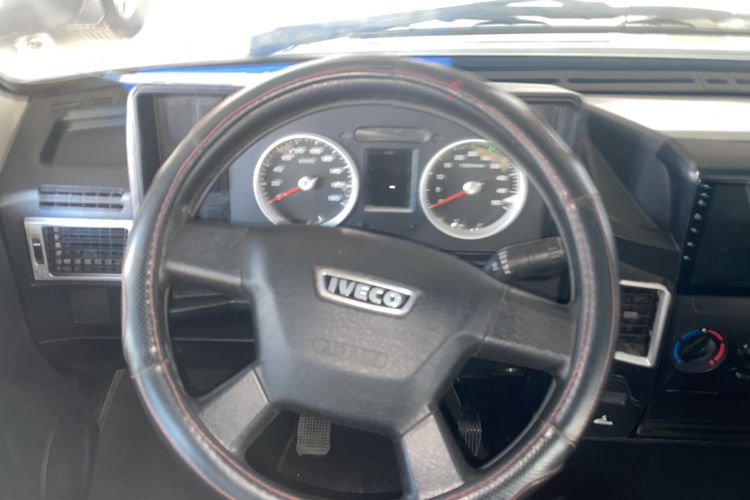 Used Iveco Daily 2017 2.5T A35 Low-Roof 5-7 Seater Passenger Van 47Z5