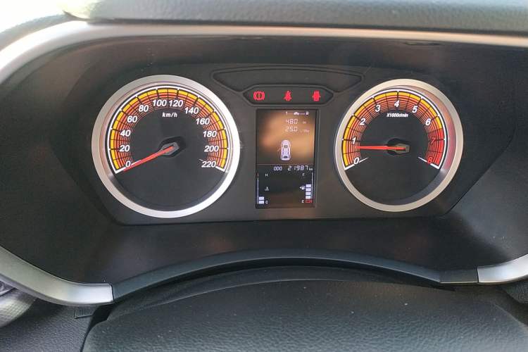 Used Soueast DX5 2021 1.5L Manual Deluxe Upgrade Version
