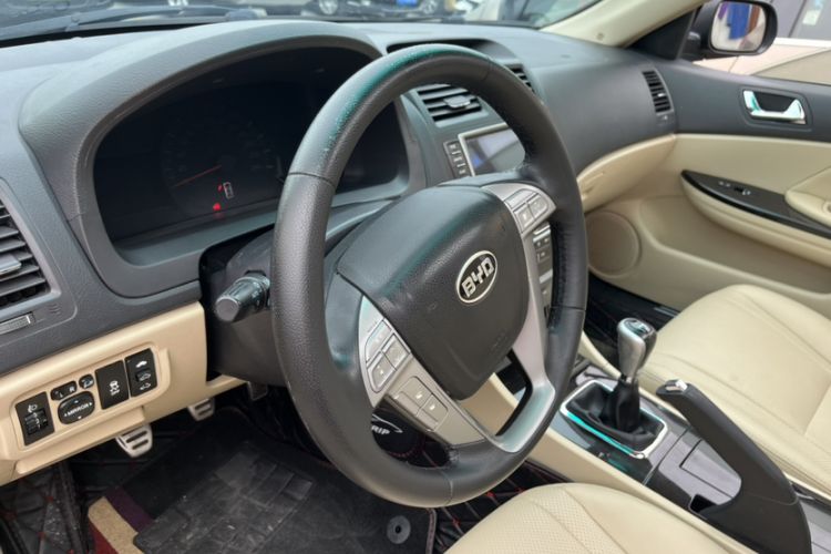 Used BYD G6 2013 2.0L Manual Luxury Version