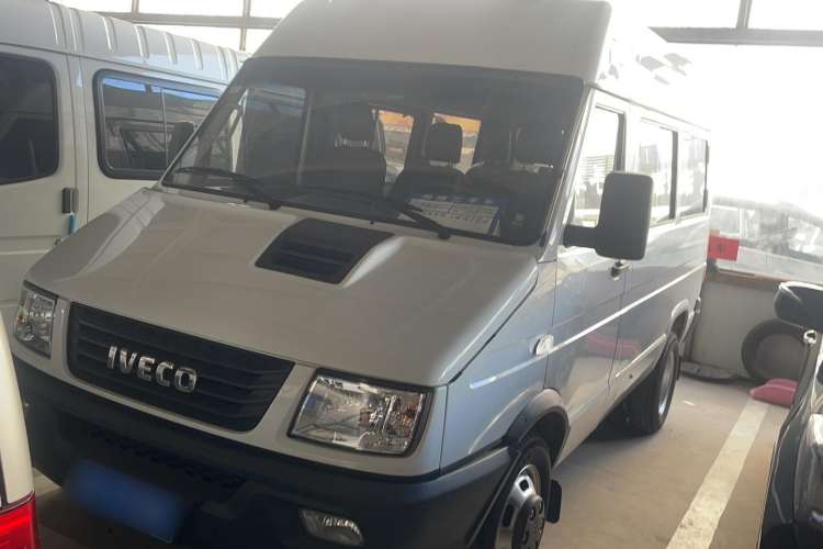 Used Iveco Daily 2017 2.5T A35 Low-Roof 5-7 Seater Passenger Van 47Z5