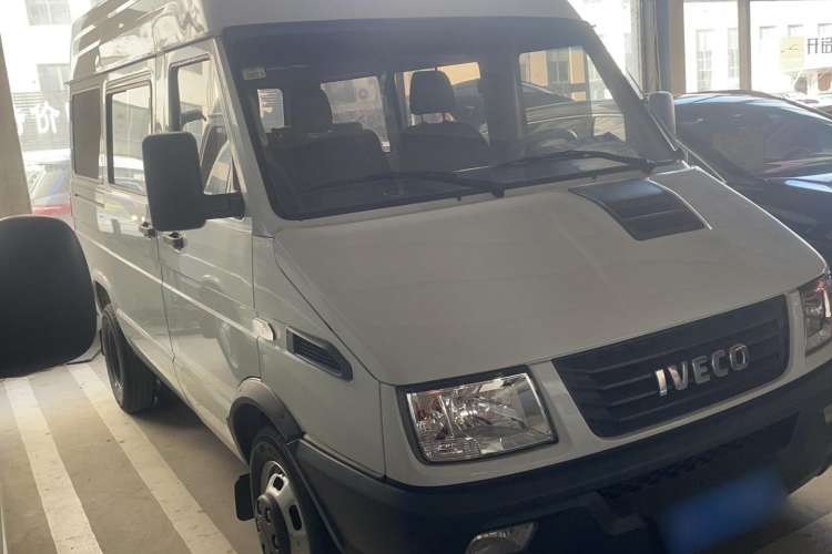 Used Iveco Daily 2017 2.5T A35 Low-Roof 5-7 Seater Passenger Van 47Z5