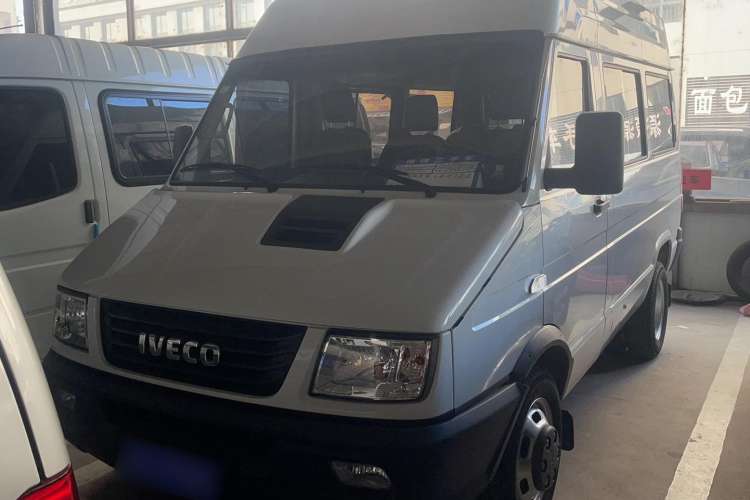 Used Iveco Daily 2017 2.5T A35 Low-Roof 5-7 Seater Passenger Van 47Z5