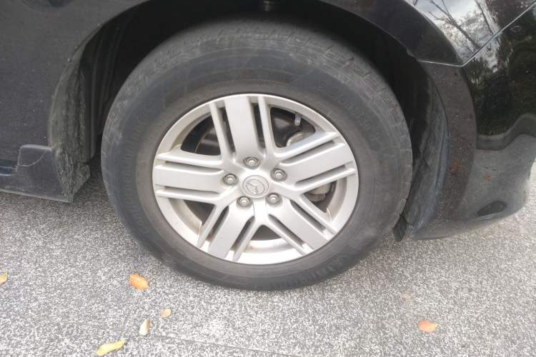 Used Mazda 8 2013 2.5L Ultimate Edition Right Front Wheel Hub