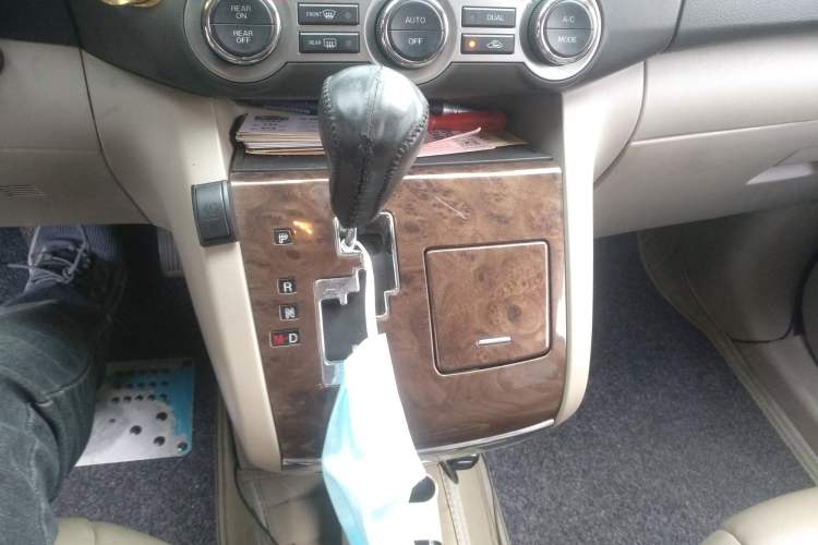Used Mazda 8 2013 2.5L Ultimate Edition Gear Lever