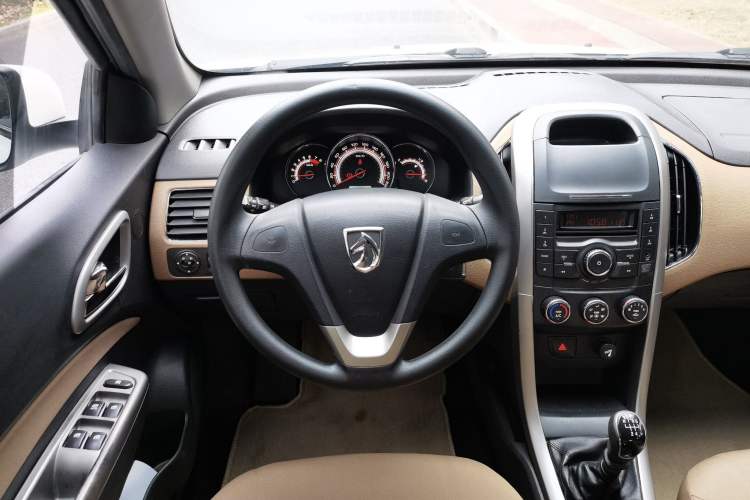 Used Baojun 630 2013 1.5L manual Comfort trim